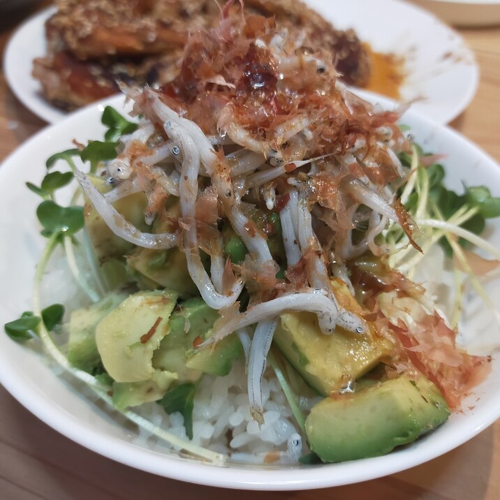 アボカドとしらす丼